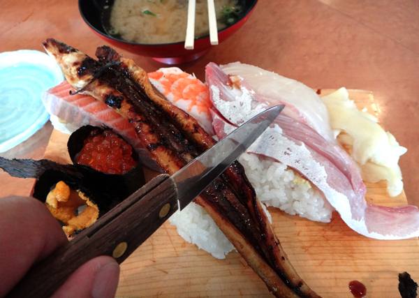 14　大きすぎてナイフが出てくる寿司は初めて.JPG