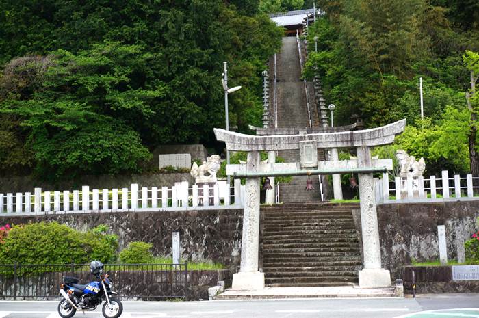 18　山を奉納する神社.JPG